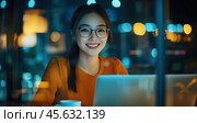 Девушка за ноутбуком смотрит в кадр через стекло. Стоковое AI-изображение, AI-художник Александр Жуков / Фотобанк Лори