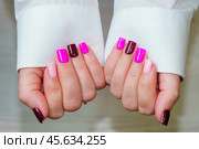 Маникюр разноцветный. фото крупным планом. Женские руки с красивым маникюром. Стоковое фото, фотограф Руслан Лесков / Фотобанк Лори