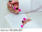 Маникюр разноцветный. фото крупным планом. Женские руки с красивым маникюром. Стоковое фото, фотограф Руслан Лесков / Фотобанк Лори