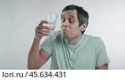 Man Drinking Water and Accidentally Spilling It on Himself. Стоковое видео, видеограф Илья Шаматура / Фотобанк Лори