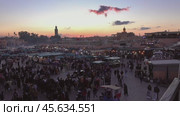 Famous Jemaa el Fna square crowded at sunset (2018 год). Редакционное видео, видеограф Михаил Коханчиков / Фотобанк Лори