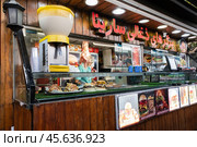 Chefs prepare street food, Iranian street food in Tehran, Iran. (2023 год). Редакционное фото, фотограф VittoriaChe / Фотобанк Лори