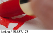 Witness the mesmerizing process of creating abstract art using only lipstick and white cardboard. Стоковое видео, видеограф Ярославский Максим / Фотобанк Лори