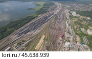 Сортировочная станция в Екатеринбурге - съемка с дрона в 2022 году. Стоковое видео, видеограф Владислав Самошкин / Фотобанк Лори