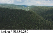 Южный Урал, река Зилим в горном ущелье. Вид с воздуха. The Southern Urals, the Zilim River In the mountain gorge. Aerial view. Стоковое видео, видеограф Евгений Романов / Фотобанк Лори