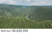 Южный Урал, река Зилим в горном ущелье. Вид с воздуха. The Southern Urals, the Zilim River In the mountain gorge. Aerial view. Стоковое видео, видеограф Евгений Романов / Фотобанк Лори