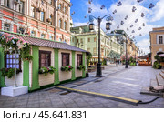 МХТ имени Чехова, Пасхальные украшения, Камергерский переулок, Москва (2016 год). Стоковое фото, фотограф Baturina Yuliya / Фотобанк Лори