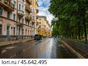 Дорога вдоль сталинок после дождя (2024 год). Редакционное фото, фотограф Илья Старков / Фотобанк Лори