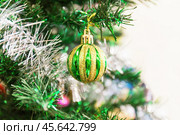 Яркий шар на ветке новогодней елки. Крупный план, малая глубина резкости.  Christmas tree background. Стоковое фото, фотограф Лариса Гордеева / Фотобанк Лори