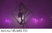 Woman Performing Tricks Inside a Cube in Darkness. Стоковое видео, видеограф Илья Шаматура / Фотобанк Лори