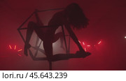 Two Women Performing Tricks Inside a Cube Under Spotlight. Стоковое видео, видеограф Илья Шаматура / Фотобанк Лори