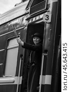 Проводница на ретро-поезде Рускеальский экспресс. Редакционное фото, фотограф Анастасия Жукова / Фотобанк Лори