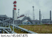 Индустриальный завод с трубами и башнями. Стоковое фото, фотограф Рустам Солтукием / Фотобанк Лори