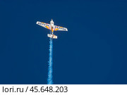 Stunt aerobatic plane performing stunts in air (2023 год). Редакционное фото, фотограф Дмитрий Рухленко / Фотобанк Лори