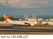 TAP Air Portugal Airbus Airbus A330-941 passenger plane taxi on runway in Humberto Delgado Airport in Lisbon (2023 год). Редакционное фото, фотограф Дмитрий Рухленко / Фотобанк Лори