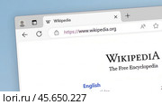 Окно браузера с интернет-страницей сайта Wikipedia. Редакционное фото, фотограф Илья Старков / Фотобанк Лори