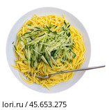 Portion of noodles, supplemented with thinly sliced fresh cucumbers and stewed minced meat. Стоковое фото, фотограф Яков Филимонов / Фотобанк Лори