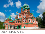 Церковь Троицы Живоначальной в Останкине. Солнечный  летний день. Москва (2024 год). Редакционное фото, фотограф E. O. / Фотобанк Лори