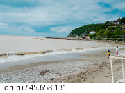 Черное море, осень, шторм, дети, Краснодарский край, Туапсинский район, Михайловская бухта (2021 год). Стоковое фото, фотограф Александр Циликин / Фотобанк Лори
