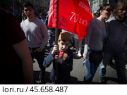 Маленький мальчик в пилотке с красным полотнищем на акции "Бессмертный полк" (2018 год). Редакционное фото, фотограф Дмитрий Киселёв / Фотобанк Лори