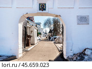 Ворота Саввино-Сторожевского монастыря. Звенигород. (2024 год). Редакционное фото, фотограф Лариса Гордеева / Фотобанк Лори