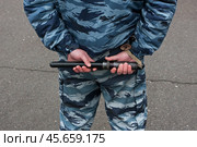 Полицейский с дубинкой в руках (2011 год). Редакционное фото, фотограф Дмитрий Киселёв / Фотобанк Лори