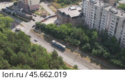 Трамвай едет по Екатеринбургу - аэросъемка 2022 года. Стоковое видео, видеограф Владислав Самошкин / Фотобанк Лори
