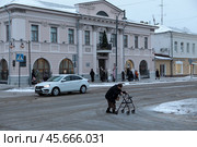 Женщина переходит дорогу на костылях зимой в Егорьевске. Редакционное фото, фотограф Дмитрий Неумоин / Фотобанк Лори