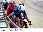 Велосипедный спорт на треке. Cпортсмены на велотреке Крылатское во время Чемпионата России 2023, дисциплина Медисон. Москва, май 2023. Редакционное фото, фотограф Elena Popova / Фотобанк Лори