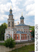 Старинная церковь Успения Пресвятой Богородицы июльским днем. Серпухов. Московская область (2024 год). Стоковое фото, фотограф Виктор Карасев / Фотобанк Лори