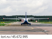 L410 на рулежке в аэропорту Стригино (2013 год). Редакционное фото, фотограф Довбыш Владислав Викторович / Фотобанк Лори