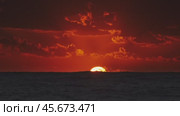Sunset over ocean with dramatic clouds at dusk. Стоковое видео, видеограф Михаил Коханчиков / Фотобанк Лори