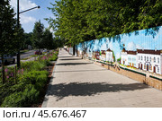 Арт-объект нарисованный на Советском проспекте "Ретроспектива городской жизни города". Показаны 100 лет развития Советского проспекта в XX веке. Череповец. Вологодская область (2024 год). Редакционное фото, фотограф Сергей Афанасьев / Фотобанк Лори
