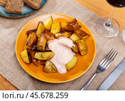 Tasty Patatas Bravas - traditional Spanish potato snack. Стоковое фото, фотограф Яков Филимонов / Фотобанк Лори