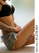 Slim tattooed girl sitting on the window shot. Стоковое фото, фотограф Гурьянов Андрей / Фотобанк Лори