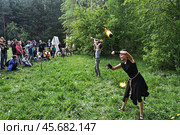 Зрители смотрят выступление группы фаер-шоу (2016 год). Редакционное фото, фотограф Александр Тараканов / Фотобанк Лори