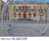 Christmas Light installation opposite Historic Maltese Building with Festive Holiday Decorations. Стоковое фото, фотограф Kira_Yan / Фотобанк Лори