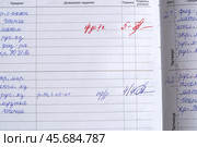 Разворот школьного дневника с положительными оценками по контрольной работе по математике и проверочной работе по русскому языку. Стоковое фото, фотограф Евгения Золкина / Фотобанк Лори
