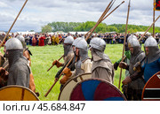 Фрагмент походной колонны воинов-реконструкторов. Фестиваль исторической реконструкции "Русборг". Показательные выступления. (2024 год). Редакционное фото, фотограф Вячеслав Палес / Фотобанк Лори