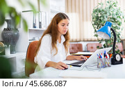 Young secretary girl works at a computer in the office. Стоковое фото, фотограф Яков Филимонов / Фотобанк Лори