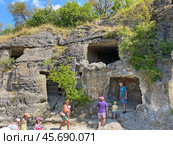Пещеры в Чуфут-Кале, Бахчисарай, Крым (2023 год). Редакционное фото, фотограф Мария Кылосова / Фотобанк Лори