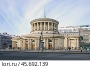 Павильон станции метро «Площадь Восстания» (северный вестибюль) в центре Санкт-Петербурга. Солнечный зимний день. (2023 год). Редакционное фото, фотограф Александр Кузнецов / Фотобанк Лори