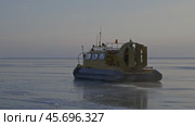 Hovercraft on frozen ice surface of Baikal lake. Стоковое видео, видеограф Михаил Коханчиков / Фотобанк Лори