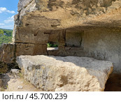 Интерьер пещеры в Чуфут-Кале, Бахчисарай, Крым (2023 год). Стоковое фото, фотограф Мария Кылосова / Фотобанк Лори
