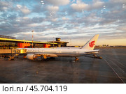 Самолет Boeing 777-300 авиакомпании  "Air China" на закате в аэропорту Шереметьево, терминал "С" Редакционное фото, фотограф Андрей Иванов / Фотобанк Лори
