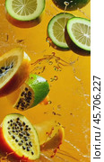 Vibrant citrus and papaya splash in slowmotion against bright orange backdrop. Стоковое AI-видео, аниматор Sabyna75 / Фотобанк Лори
