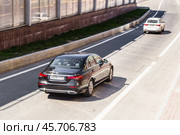Zenith view of Mercedes Benz E Class W213 car racing on highway road (2021 год). Редакционное фото, фотограф Константин Григорьев / Фотобанк Лори