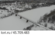 Мост с узкоколейной железной дорогой через Чепцу в Кирово-Чепецке зимой - съемка с дрона в 2020 году. Стоковое видео, видеограф Владислав Самошкин / Фотобанк Лори