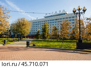 Здание гостинницы Ангара  на центральной площади Кирова (Сперанского) в городе Иркутске осенние кадры (2019 год). Редакционное фото, фотограф Юрий Карачев / Фотобанк Лори