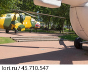 Белоруссия, город Витебск. Парк Победителей. Экспозиции образцов военной техники. На вертолёте Ми-24 нарисована оскалившаяся зубастая пасть (2024 год). Редакционное фото, фотограф Наталья Николаева / Фотобанк Лори